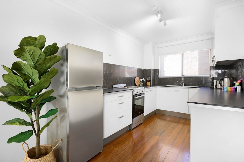 Coastal 2-bed With Balcony, 200m From Beach