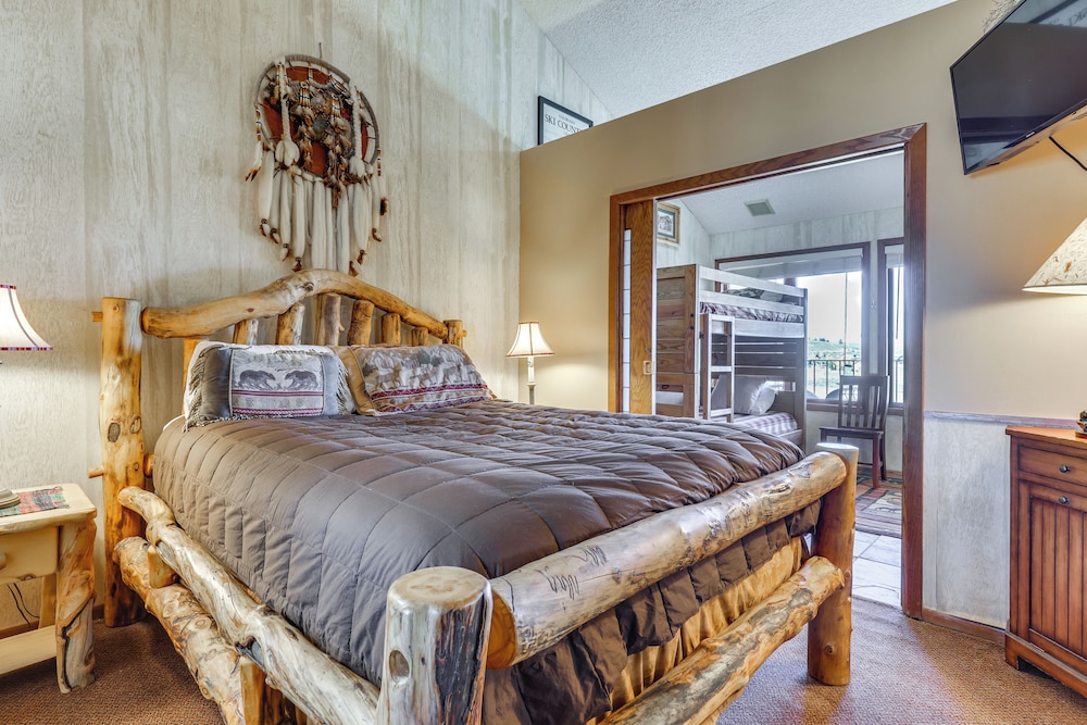 Walk to Ski Lift & Hiking: Granby Ranch Condo!