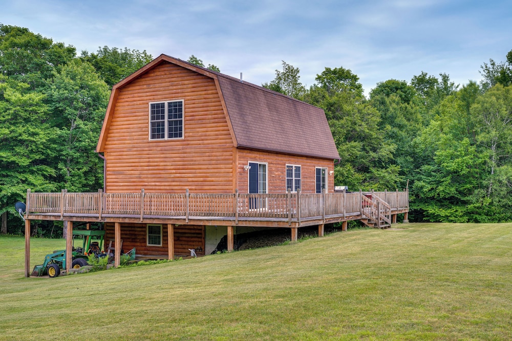5 Mi to Jay Peak Resort: Cabin w/ Pond Access!