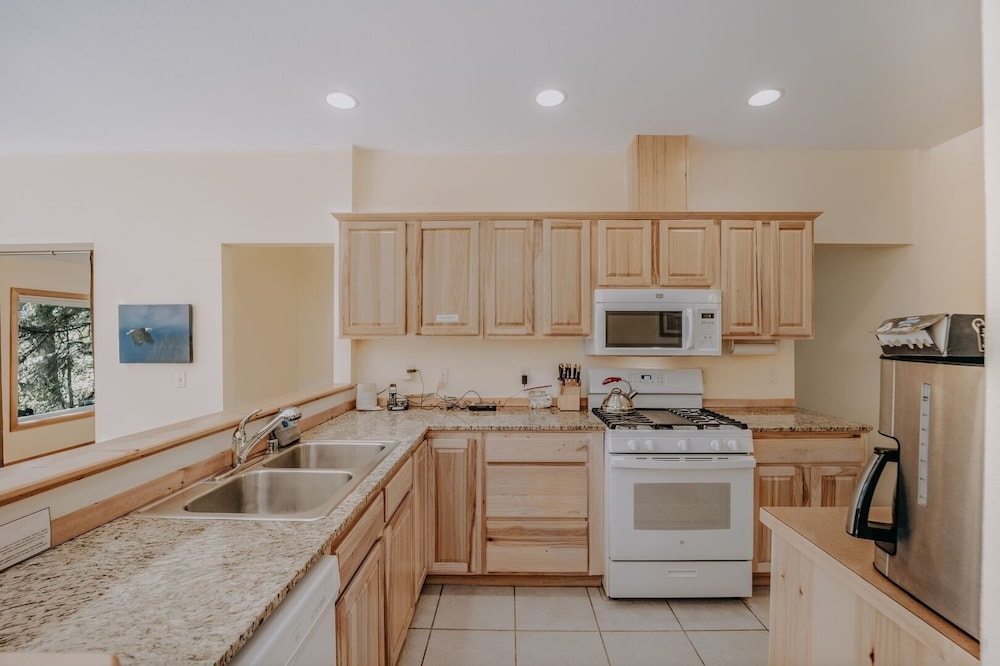 70mbr- Hot Tub - Bbq - Wi-fi - Pets Ok - Sleeps 8 3 Bedroom Home by RedAwning