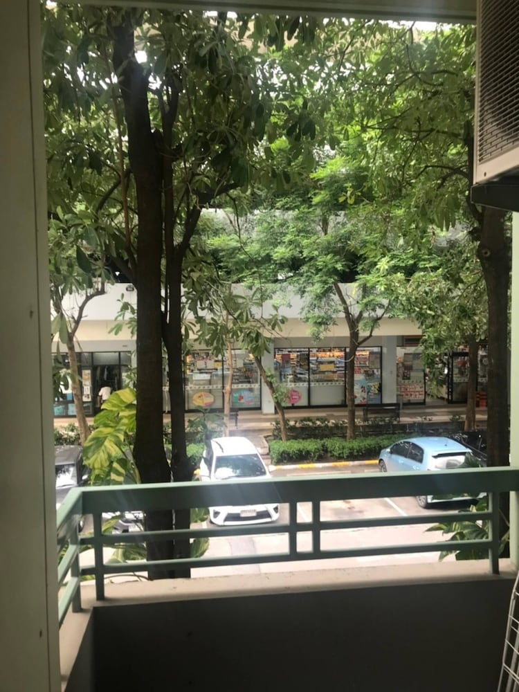 Charming Bangkok Condo in Vibrant Neighborhood