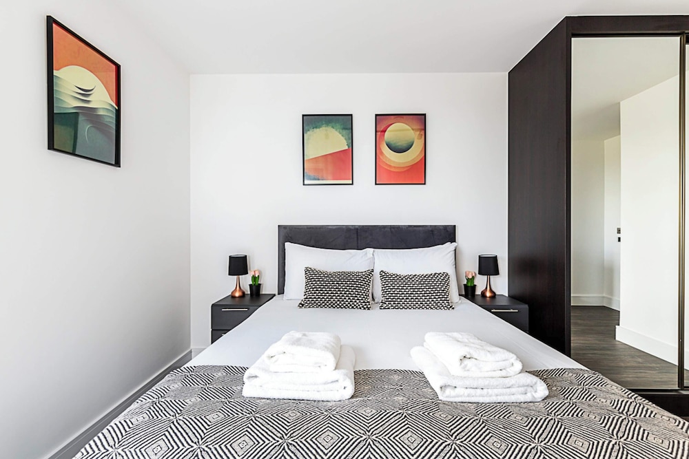 Sleek and Stylish 9th Floor Apartment