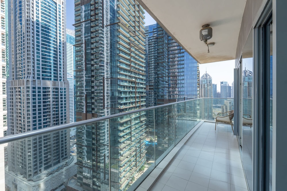 Marina Views and a 3 Bedroom Apartment in Dubai Marina
