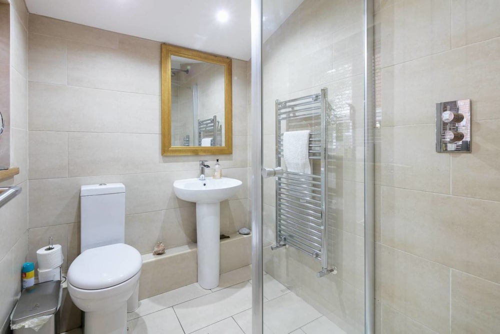 Luxury 1bedroom Lodge in Prestwich view 3