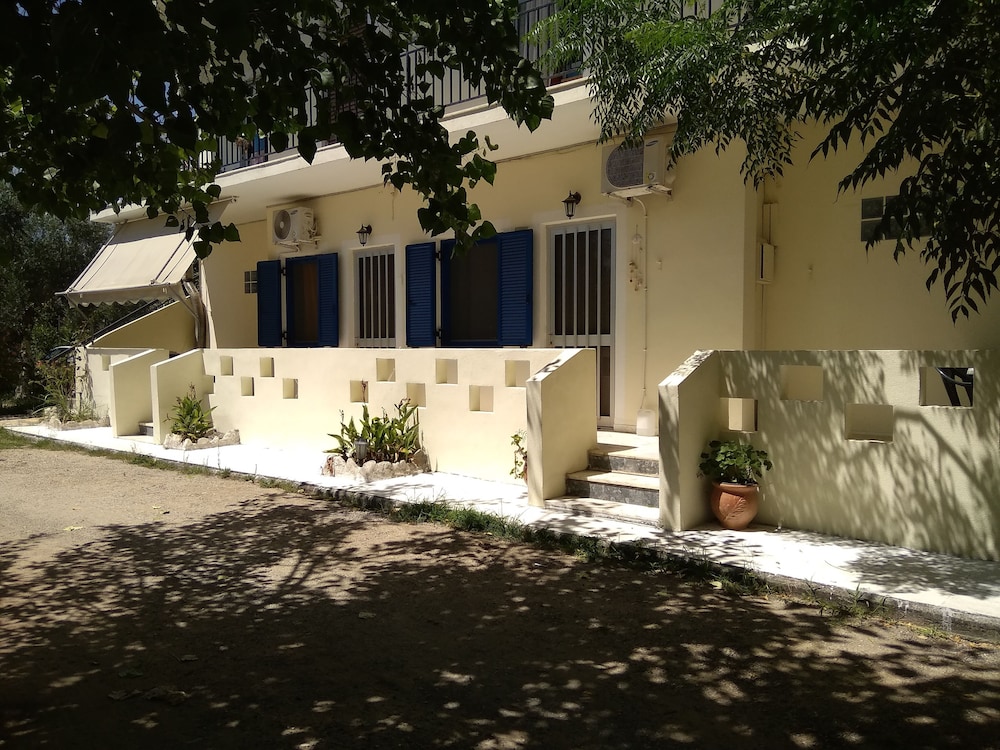 Sarantakis Apartments