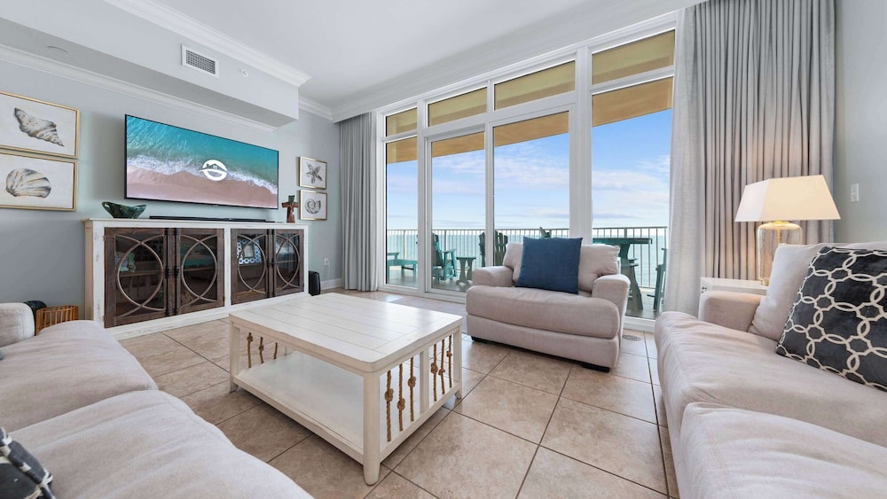Beachfront 3-bedroom Condo on 15th Floor Balcony, Lazy River, Jacuzzis