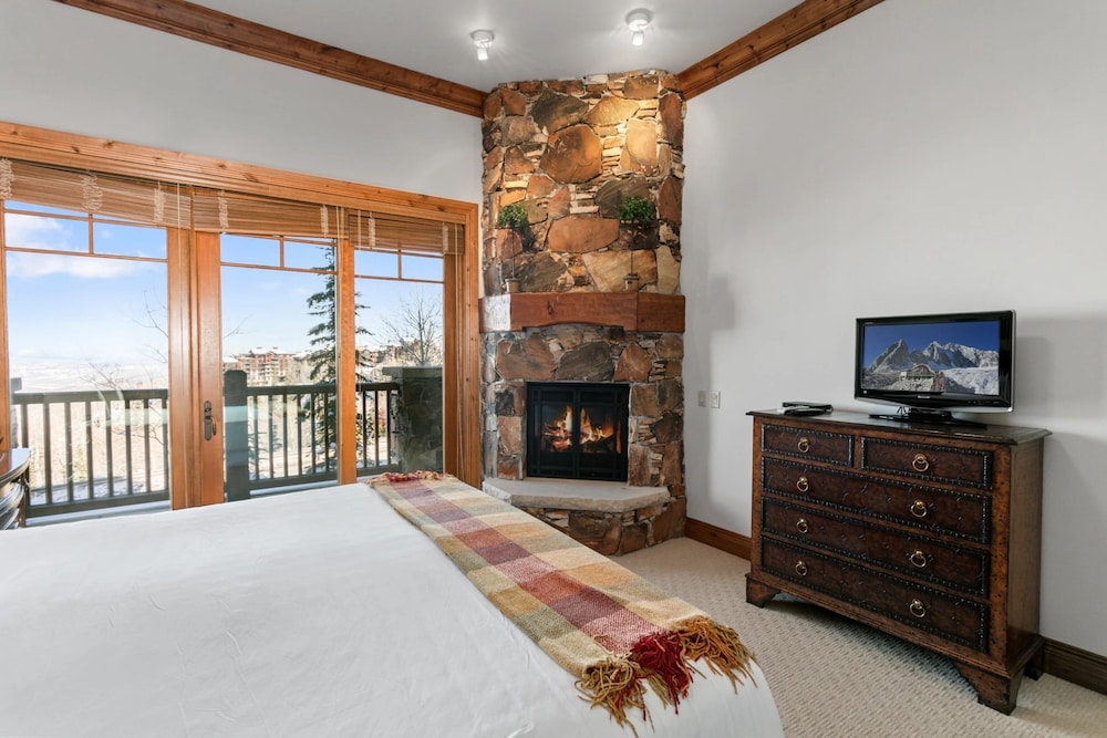 Grand Lodge - 3 Bedroom Deluxe #206 - Ski-in/out 3 Condo