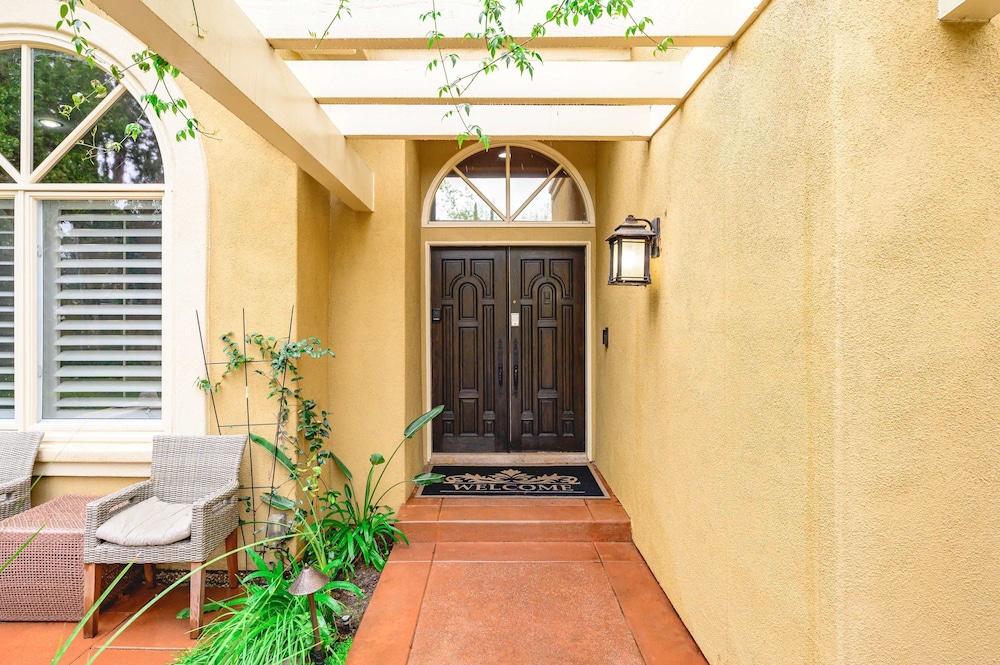 Elegant Villa Retreat Pool Garden Alfresco Lounge