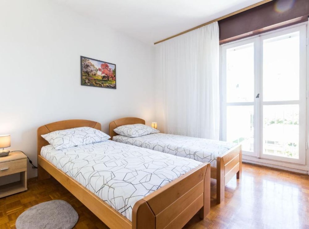 Stylish Two Bedroom Apartment Retreat With Balcony in Zadar