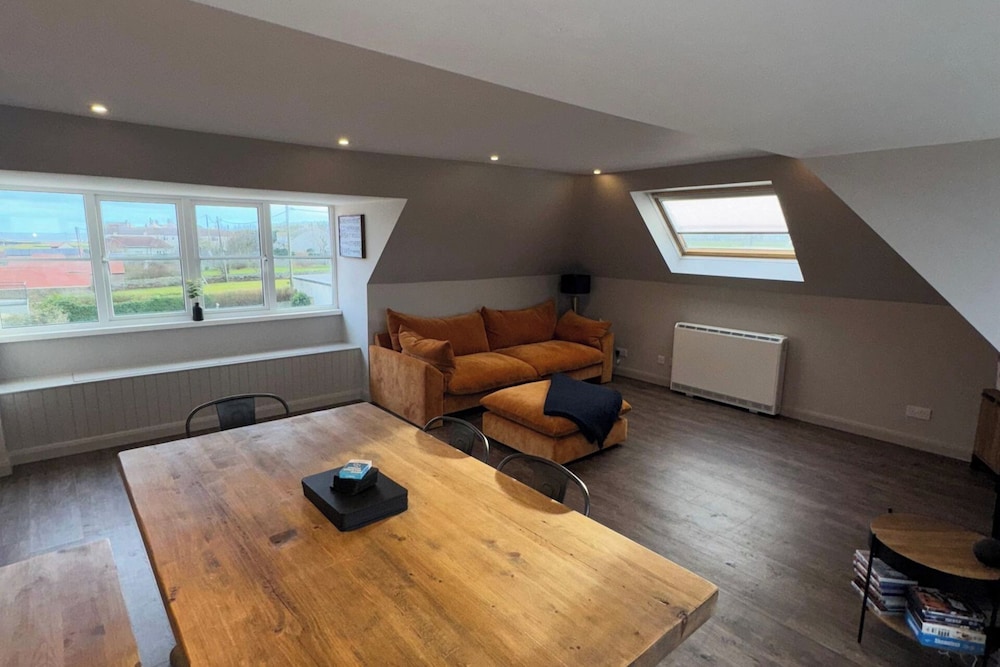 Near Beach - Sea View - Sleeps 6 - Parking