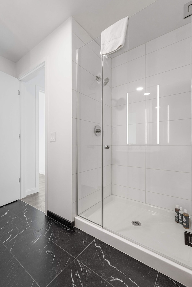 Panoramic Lake Views Premier Amenities for Groups