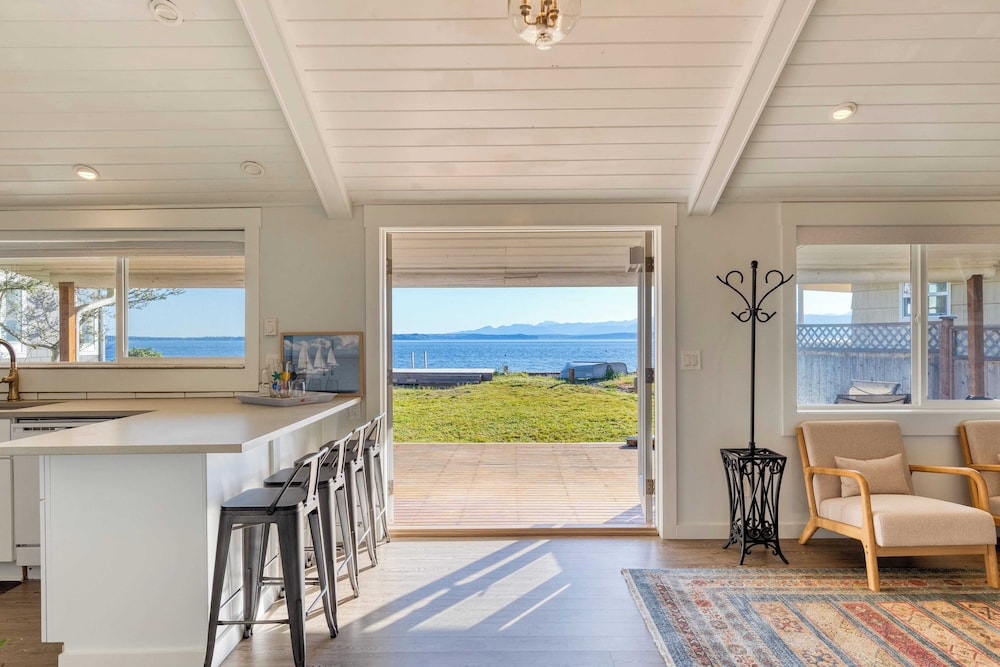 Cozy Whidbey Island Stay Steps on the Beach Fireplace, Bbq, Near Trails