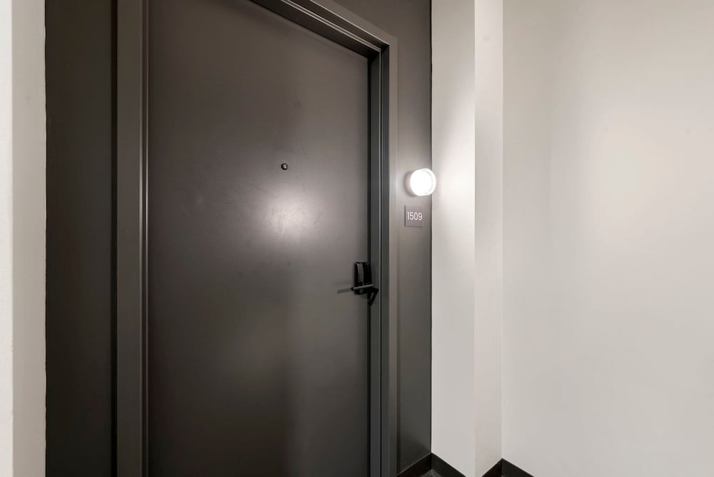 3 Bed 3 Bath High Rise With Gym Amenities