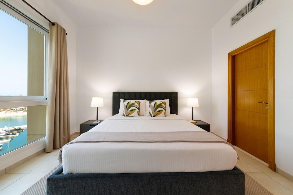 Exclusive Apt w Seafront Views Over Palm Jumeirah