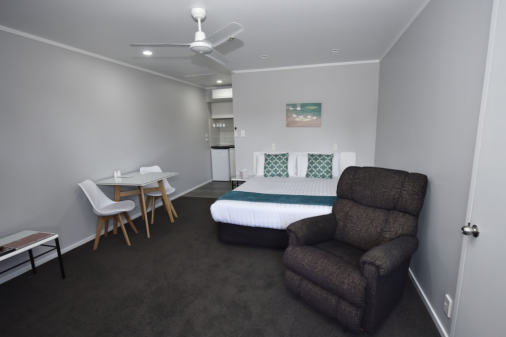 Bk's Palm Court Motor Lodge