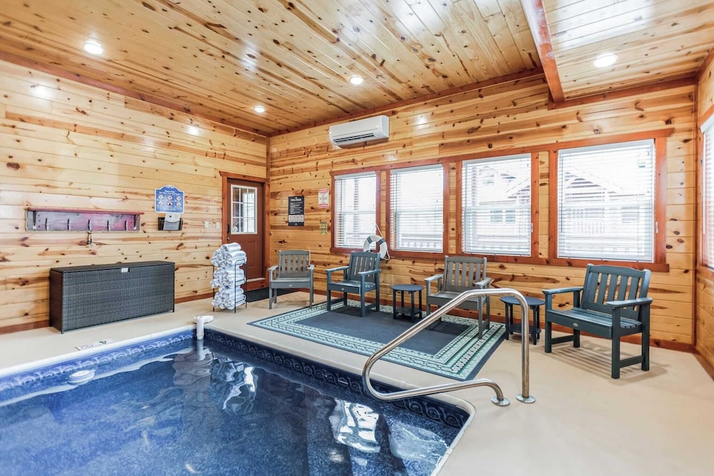 Laurel Point by Avantstay Sleeps 18! Indoor Pool, Hot Tub, Theater, Game Room