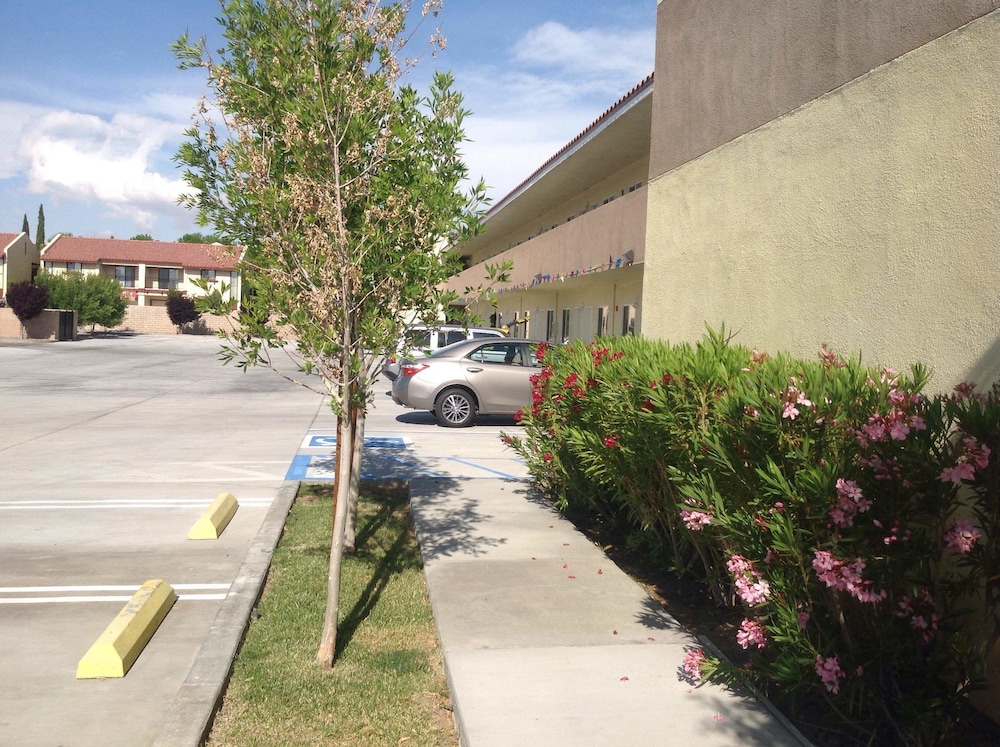 America Inn & Suites