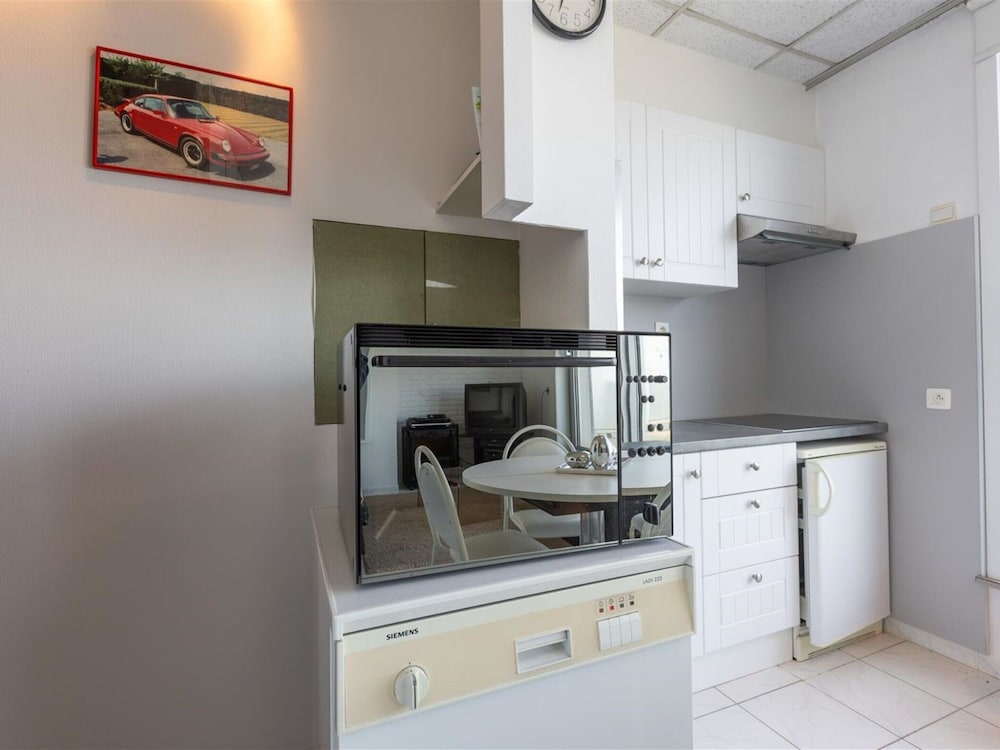 Apartment on Zeedijk With Sea Views