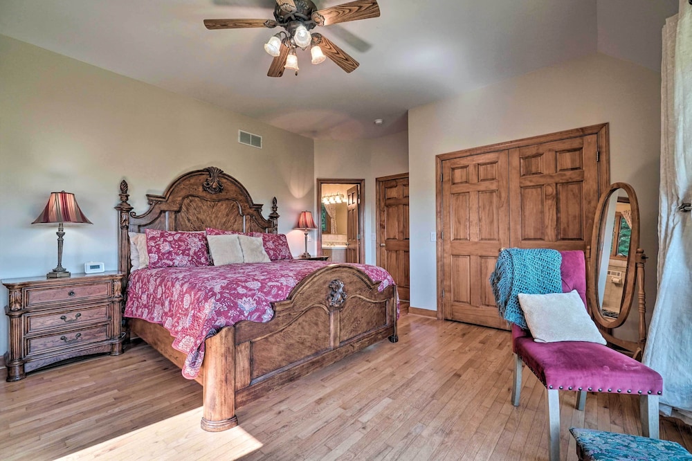 Hilltop Home w/ Panoramic Forest & Mountain Views!
