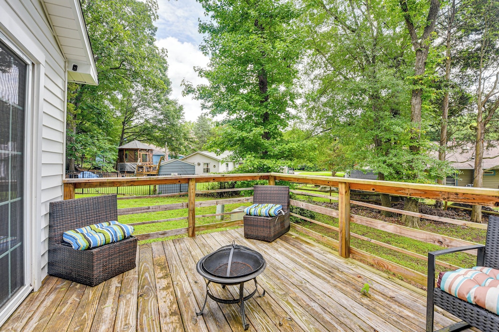10 Mi to Uptown Charlotte: Family Home w/ Backyard