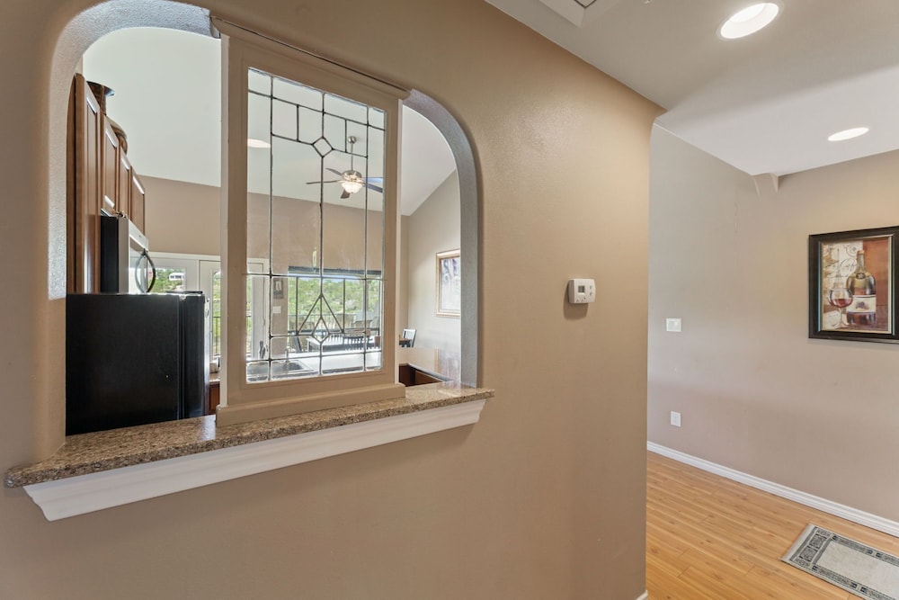 Chardonnay Haus - Unit C