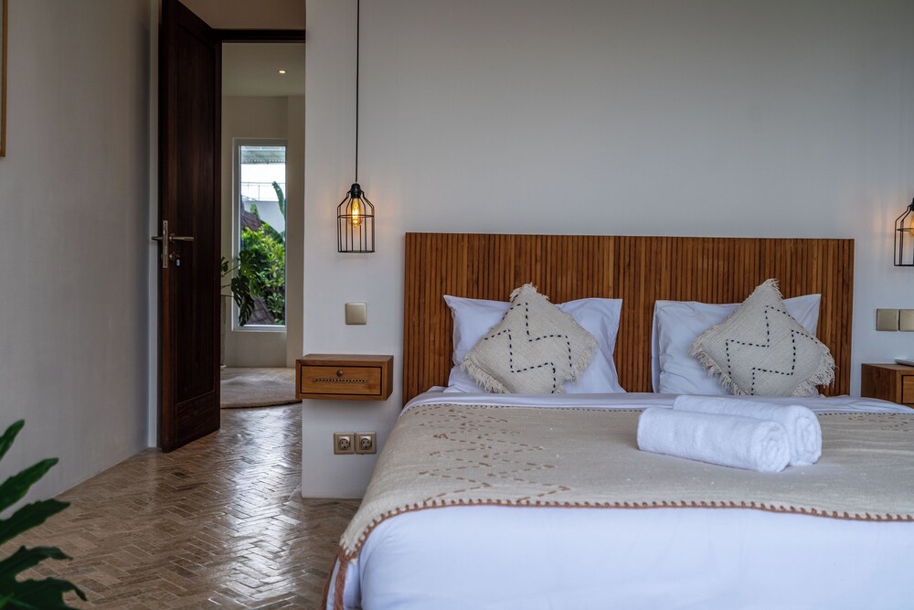 Eleven Villa Canggu - Calm Oasis with Pool and Privacy