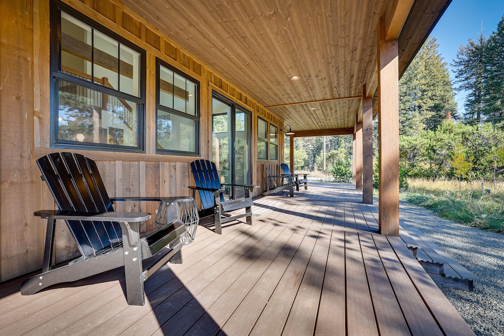 Cozy Cabin Nestled at the Base of Tamarack Resort! view 5