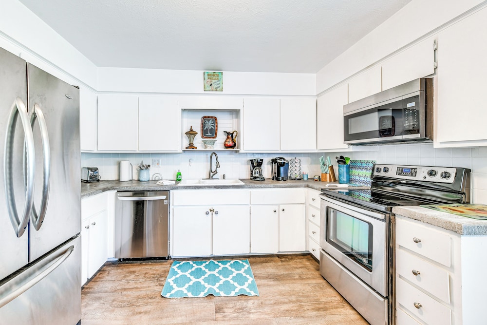 Backyard Hangouts: Bradenton Home Near Dining!