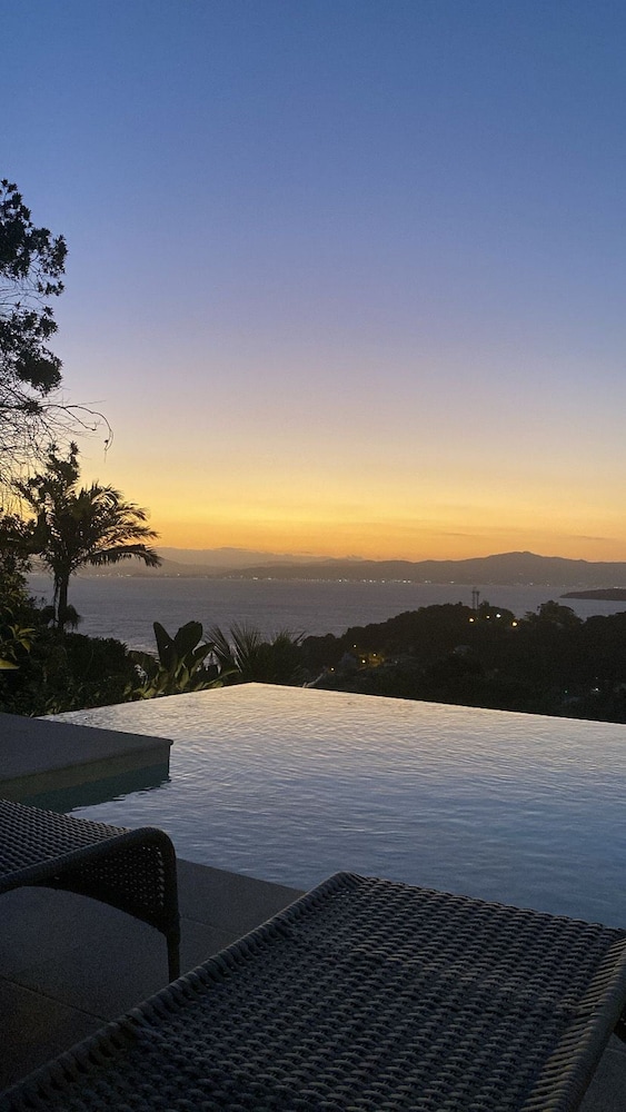 Charmosa Suíte em Sambaqui