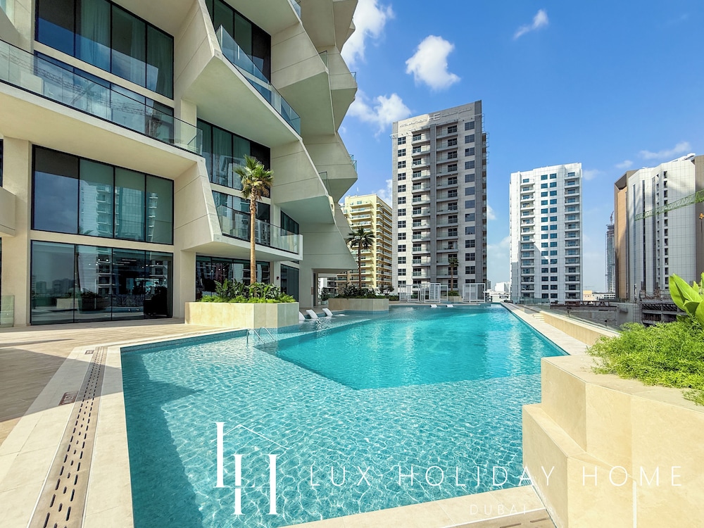 LUX The Phantom Sky Pool Suite