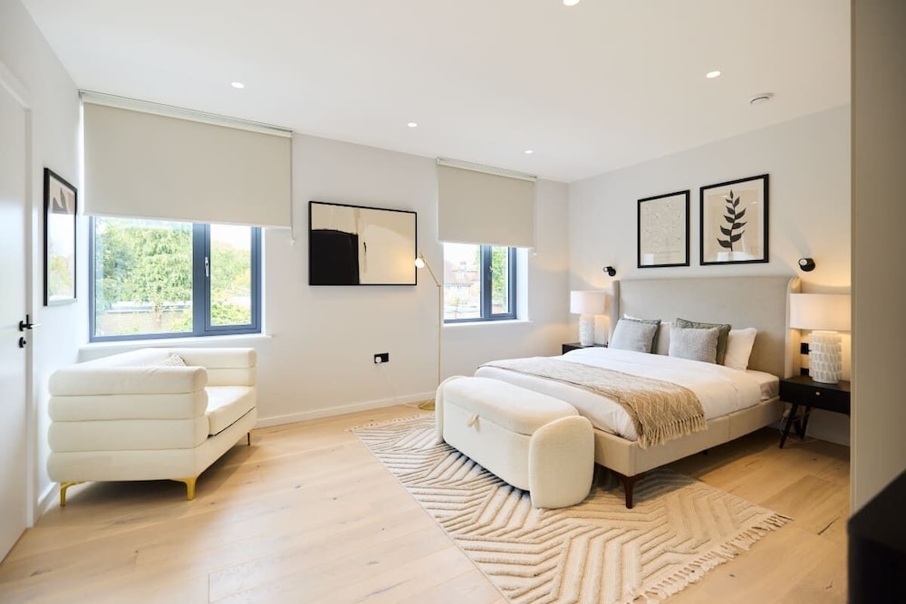 The Brondesbury Hideaway - Stylish 3bdr Flat With Balcony + Parking