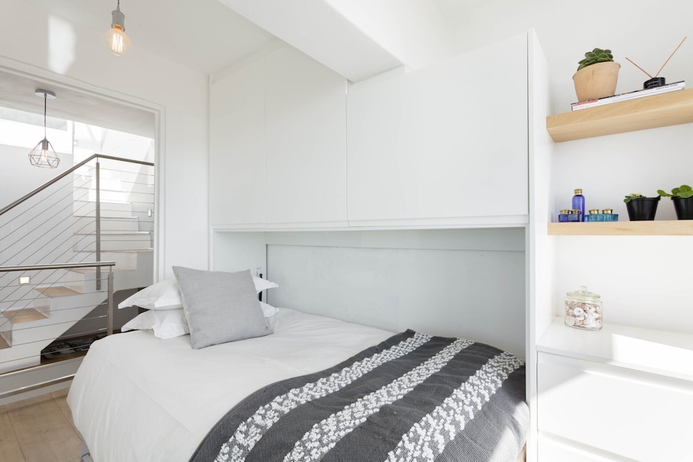 Modern, Chic Penthouse With Mountain, City Sea Views view 4