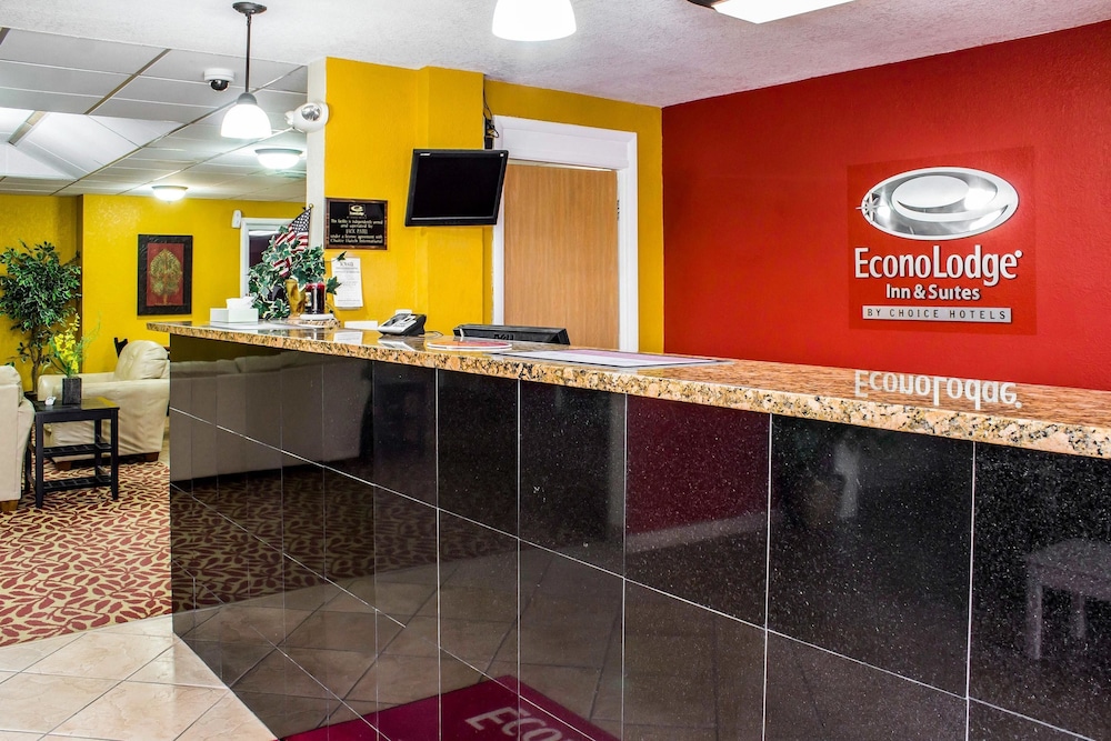 Econo Lodge Inn & Suites Walnut