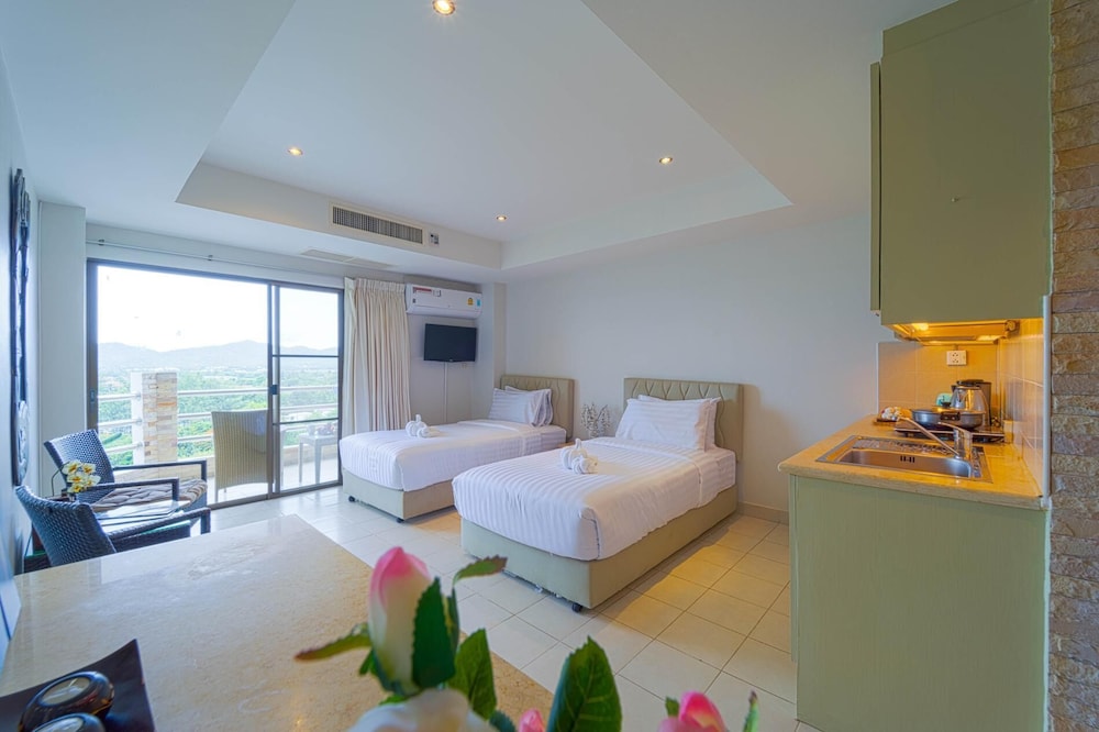 Beachfront Studio Condo-Seaview BW1
