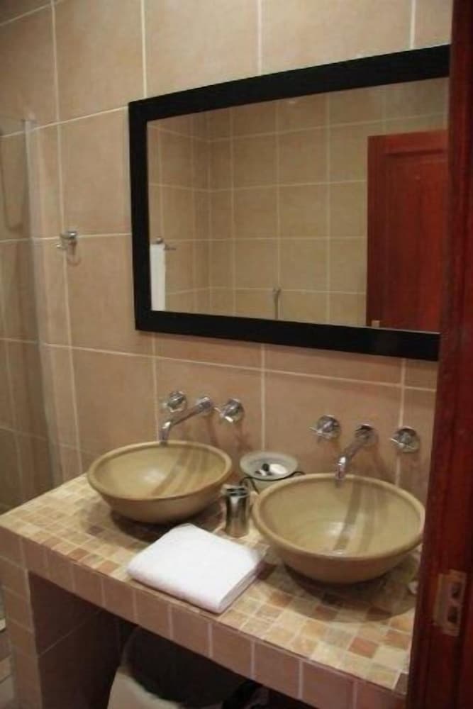 Attache Guest Lodge