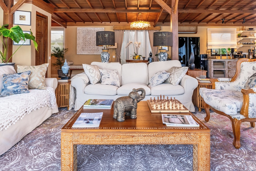 Luxurious Arakana Villa with Pool