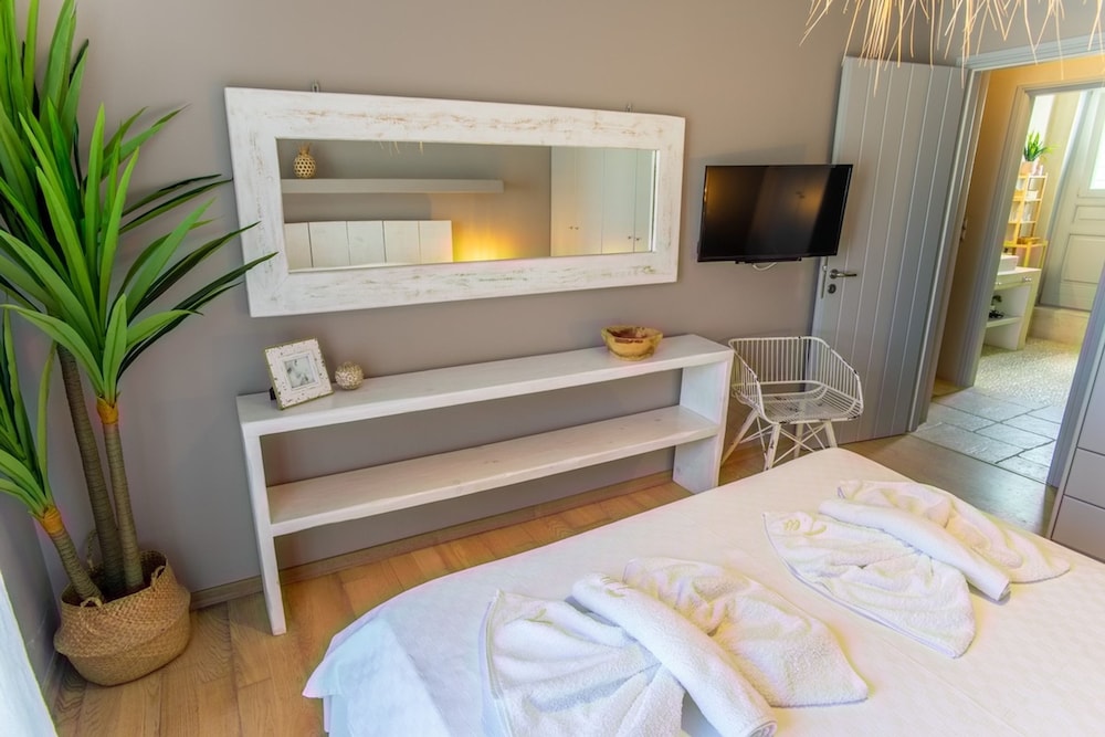 Luxury Villa Delphinus - Allparos Villas