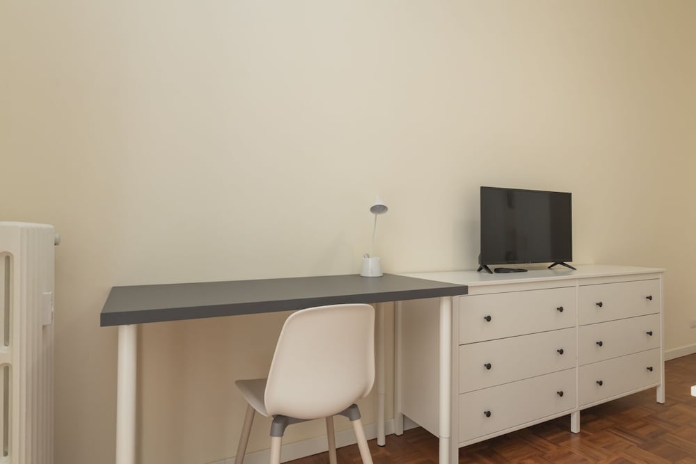 JOIVY Modern 2bed flat with balcony, 250m from M5 Foppa and M2 Sant'Agostino