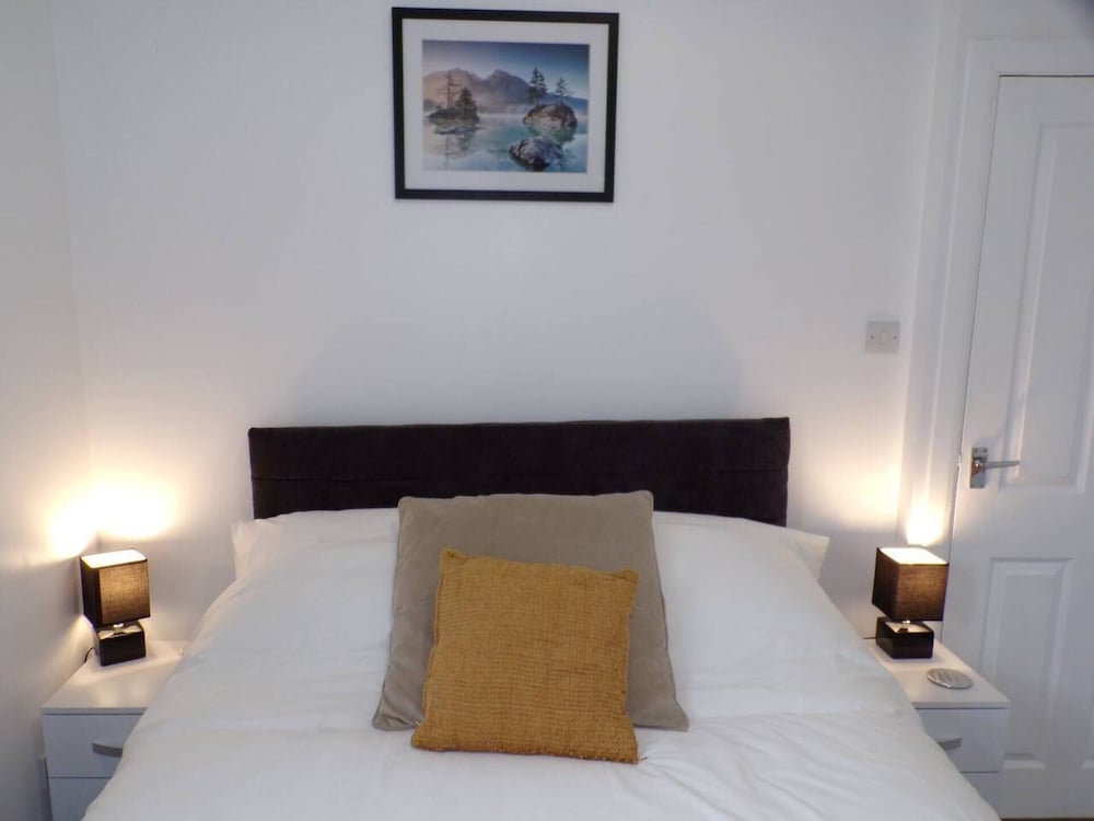 Inviting 3-bed Apartment in Southend-on-sea view 4
