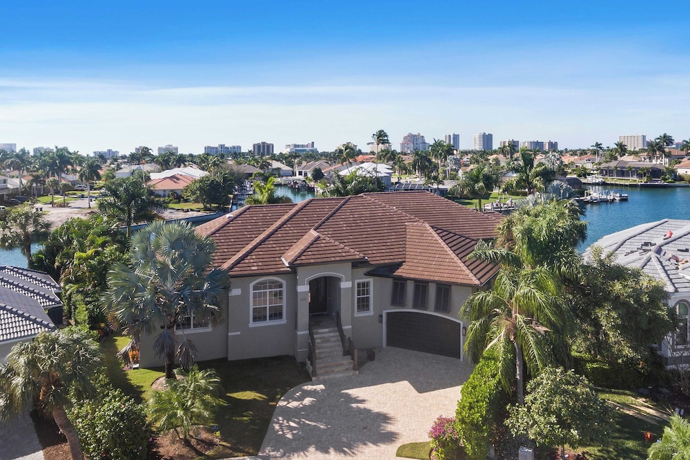 Marco Polo by Avantstay Waterfront 5bdr, Pool, Spa, Fire Pit, Walk to Beach
