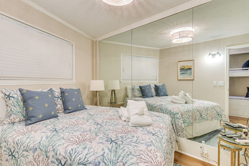 Walk to Coligny Beach Park: Condo w/ Pool Access!