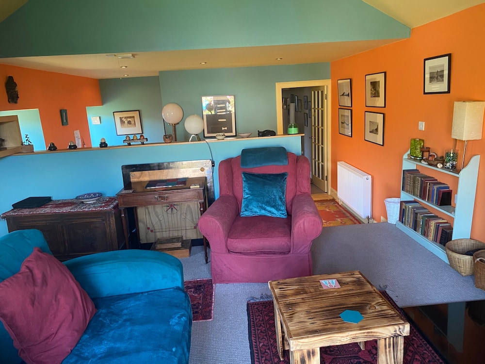 Cosy and Stylish Cottage in Thornhill