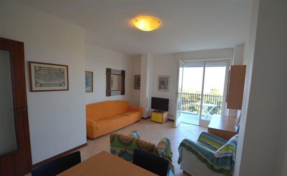 30 mt From the Beach in Lignano Pineta, Lovely Flat for 6 Guests