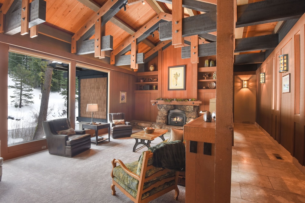 Joy on the River Stunning Waterfront Home for 10