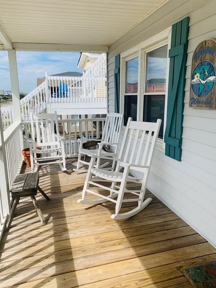 Wayne's World 3 Bedroom Home by RedAwning