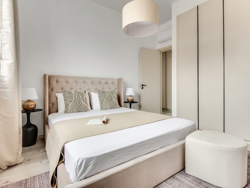Sanders Premier - Cozy 2 bdr apt With Balcony