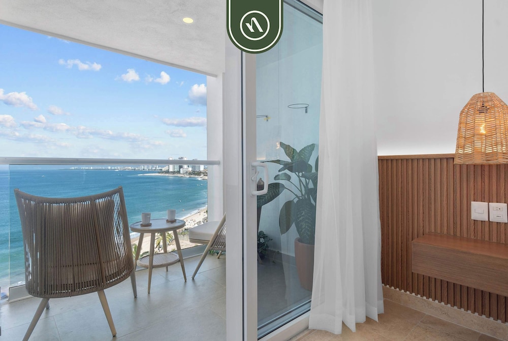 Luxury Oceanfront Studio - Beach - Pools - Gym