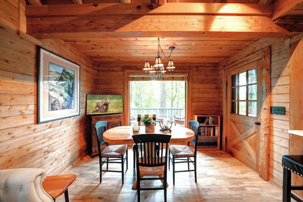 The Guest House Historic Cabin in Big Canoe