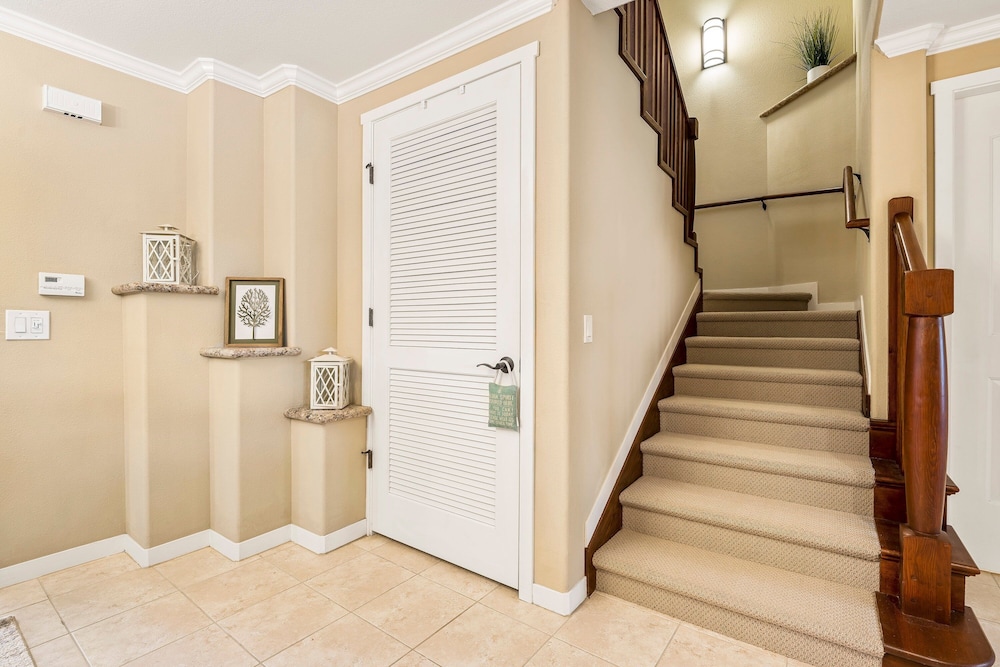 Ocean & Mountain Views - 2BR With Loft, 4 Beds - Relax in Luxury - Vrkcv