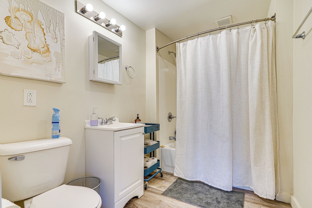 2 Mi to Downtown Minneapolis: Apt w/ Shared Yard